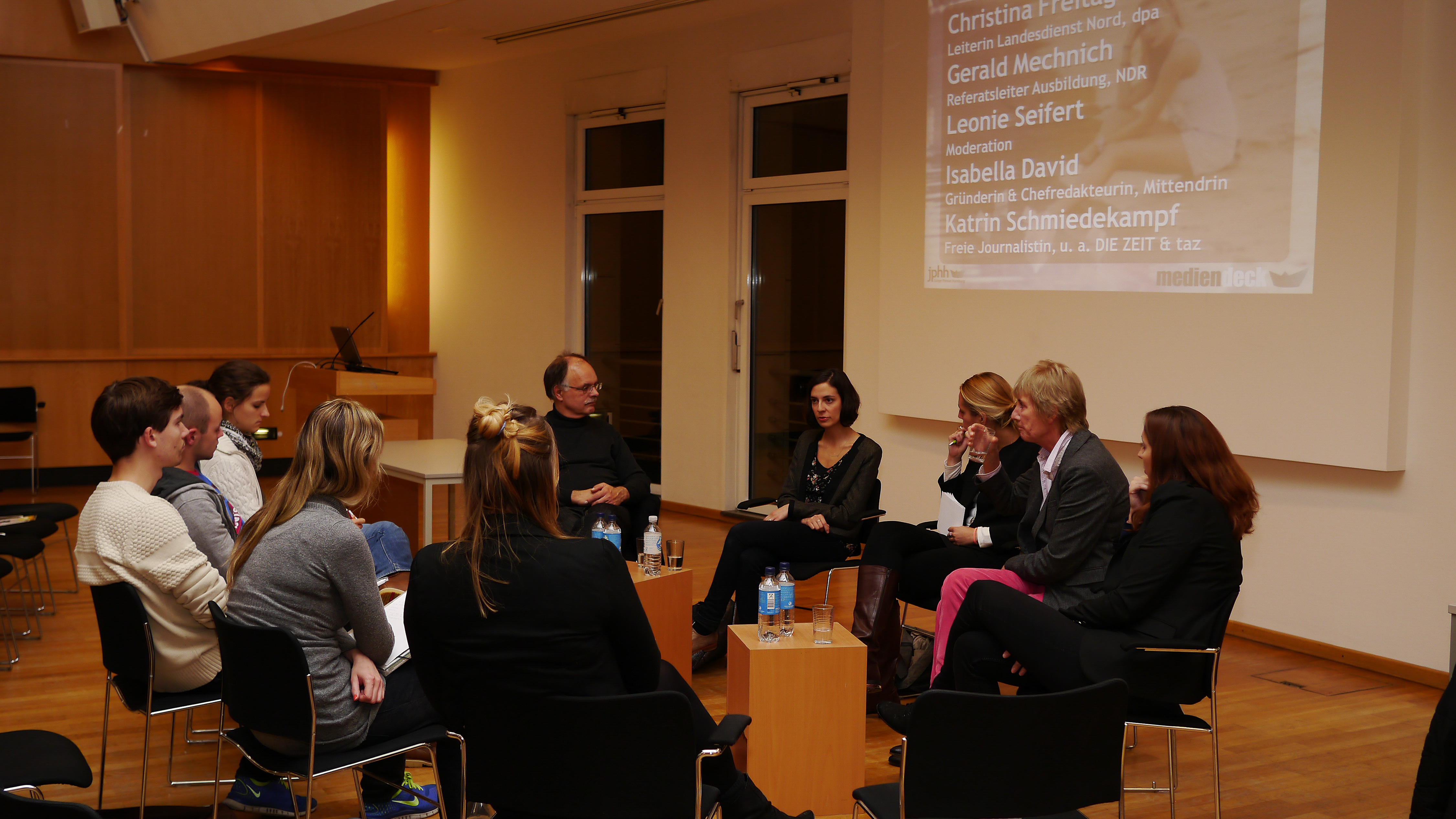 v. l. n. r. Gerald Mechnich, Katrin Schmiedekampf, Leonie Seifert, Christina Freitag und Isabella David diskutieren beim Mediendeck am 29.10.2013 an der Uni Hamburg über Einstieg, Alltag und Herausforderungen des Medienberufs.