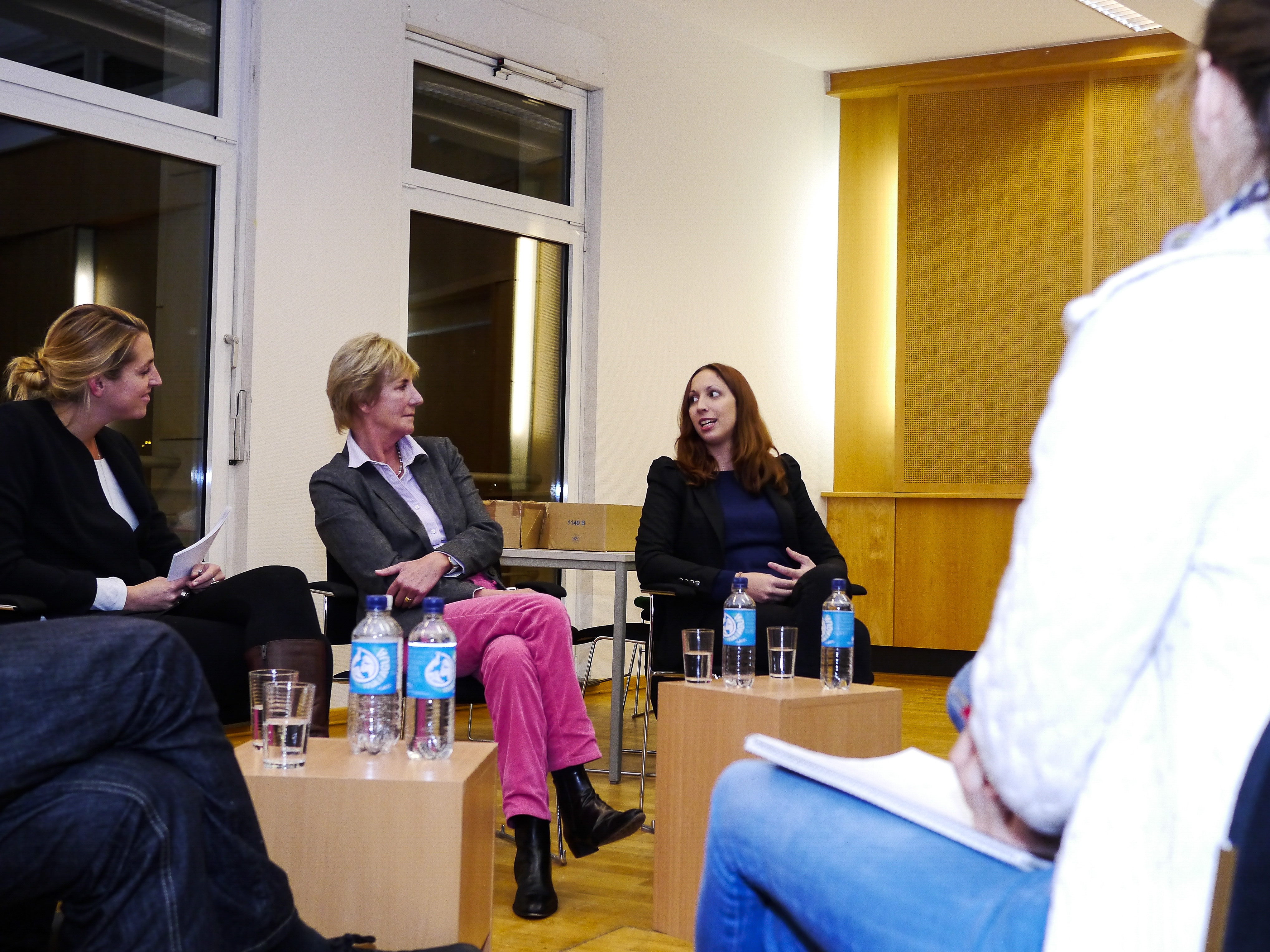 v. l. n. r. eonie Seifert, Christina Freitag und Isabella David diskutieren beim Mediendeck am 29.10.2013 an der Uni Hamburg über Einstieg, Alltag und Herausforderungen des Medienberufs.