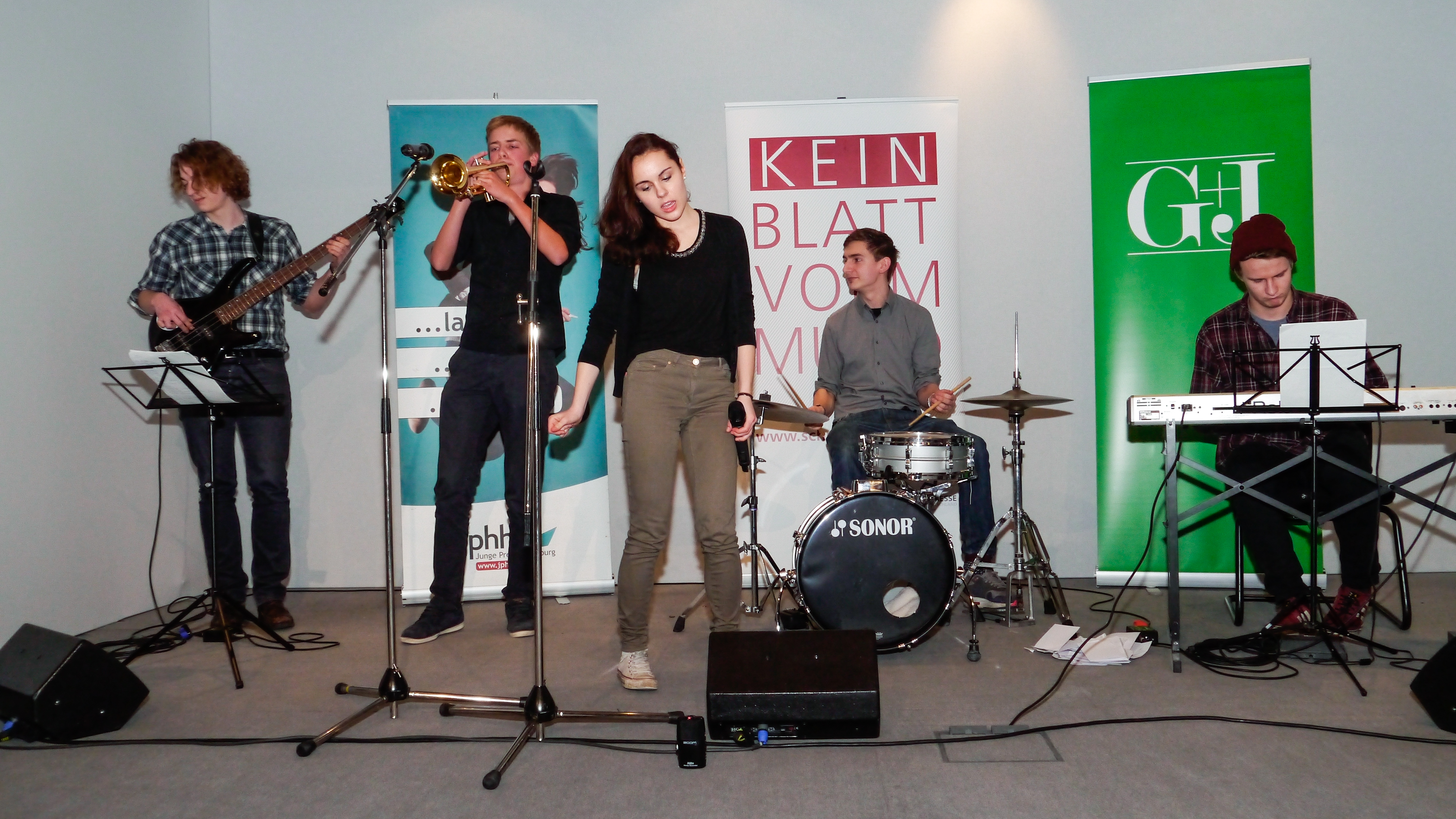 Die Band "The Mighty Lachs" spielt bei der Preisverleihung des Schülerzeitungswettbewerbs der Länder Hamburg, Wettbewerbsrunde 2013 am 21. Februar 2014. (Verwendung im Rahmen der Berichterstattung zum Schülerzeitungswettbewerb der Länder Hamburg 2013 unter Angabe des Urhebers: "Foto: Mathias Birsens" honorarfrei.)